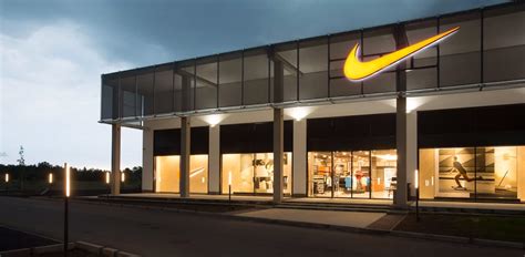 hoeveel winkels heeft nike wereldwijd|number of nike shops in europe.